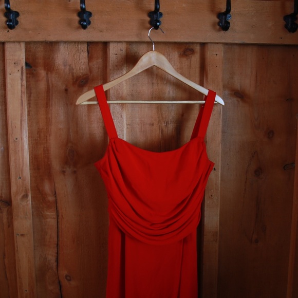 Beautiful red dress - Picture 6 of 7